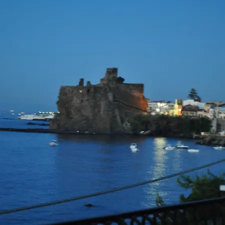 Oda ve Kahvaltı La Terrazza Aci Castello