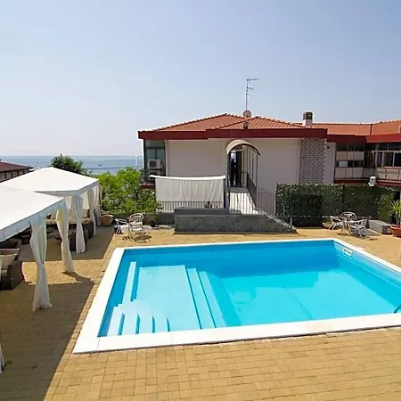 La Terrazza לינה וארוחת בוקר אצ'י קסטלו